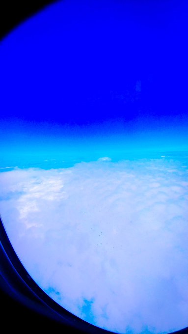 飛行機窓から覗く雲の世界✈️✨#写真好きな人と繋がりたい#写真で奏でる私の世界 #写真撮ってる人と繫がりたい #ファイン