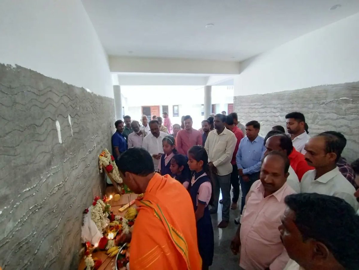 lingeshksmla's tweet photo. ಬೇಲೂರು ವಿಧಾನಸಭಾ ಕ್ಷೇತ್ರದ, ಹಳೇಬೀಡು ಹೋಬಳಿಯ, ರಾಜನಸಿರಿಯೂರು ಗ್ರಾಮ ಪಂಚಾಯತ್ ವ್ಯಾಪ್ತಿಯ, ನರಸೀಪುರ ಬೋವಿ ಕಾಲೋನಿ ಗ್ರಾಮದಲ್ಲಿ, 5 ಕೋಟಿ ರೂಪಾಯಿ ಅನುದಾನದಲ್ಲಿ ನೂತನವಾಗಿ ನಿರ್ಮಿಸಿರುವ ಡಾ. ಬಿ ಆರ್ ಅಂಬೇಡ್ಕರ್ ವಸತಿ ಶಾಲೆಯನ್ನು ಇಂದು ಉದ್ಘಾಟಿಸಲಾಯಿತು.

@hd_kumaraswamy @hd_revanna @iPrajwalRevanna @JanataDal_S 
1/2 https://t.co/667zJZTOpj