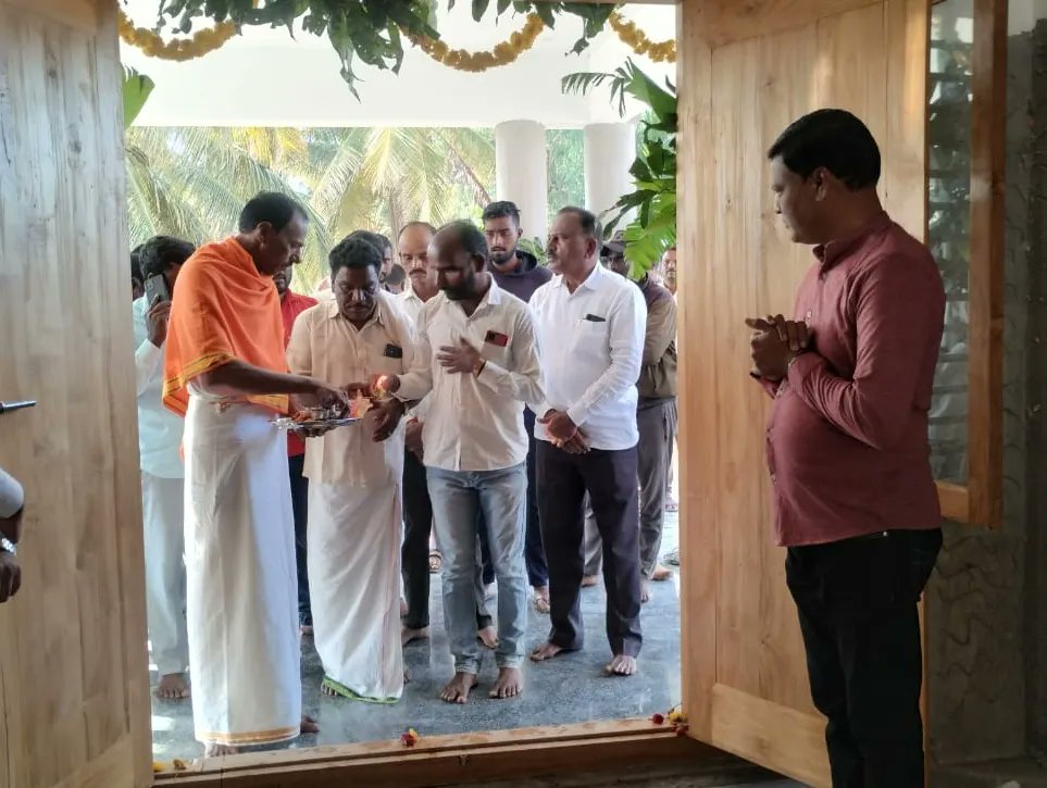 lingeshksmla's tweet photo. ಈ ಸಂದರ್ಭದಲ್ಲಿ ಗ್ರಾಮ ಪಂಚಾಯತ್ ಅಧ್ಯಕ್ಷರಾದ ತಾರಾ  ಸುರೇಶ್, ಮೂರ್ತಣ್ಣ, ನರಸಿಂಹ, ರಾಜು, ವೆಂಕಟೇಶ್, ಸದಸ್ಯರಾದ ಪೆದ್ದ ಬೋವಿ, ಬಸ್ತಿಹಳ್ಳಿ ಮಲ್ಲಿಕಣ್ಣ, ಸಮಾಜ ಕಲ್ಯಾಣ ಇಲಾಖೆಯ ಮೋಹನ್, ಶೇಖರಯ್ಯ ಹಾಗೂ ಗ್ರಾಮಸ್ಥರು ಉಪಸ್ಥಿತರಿದ್ದರು.
2/2 https://t.co/7z23X5383D