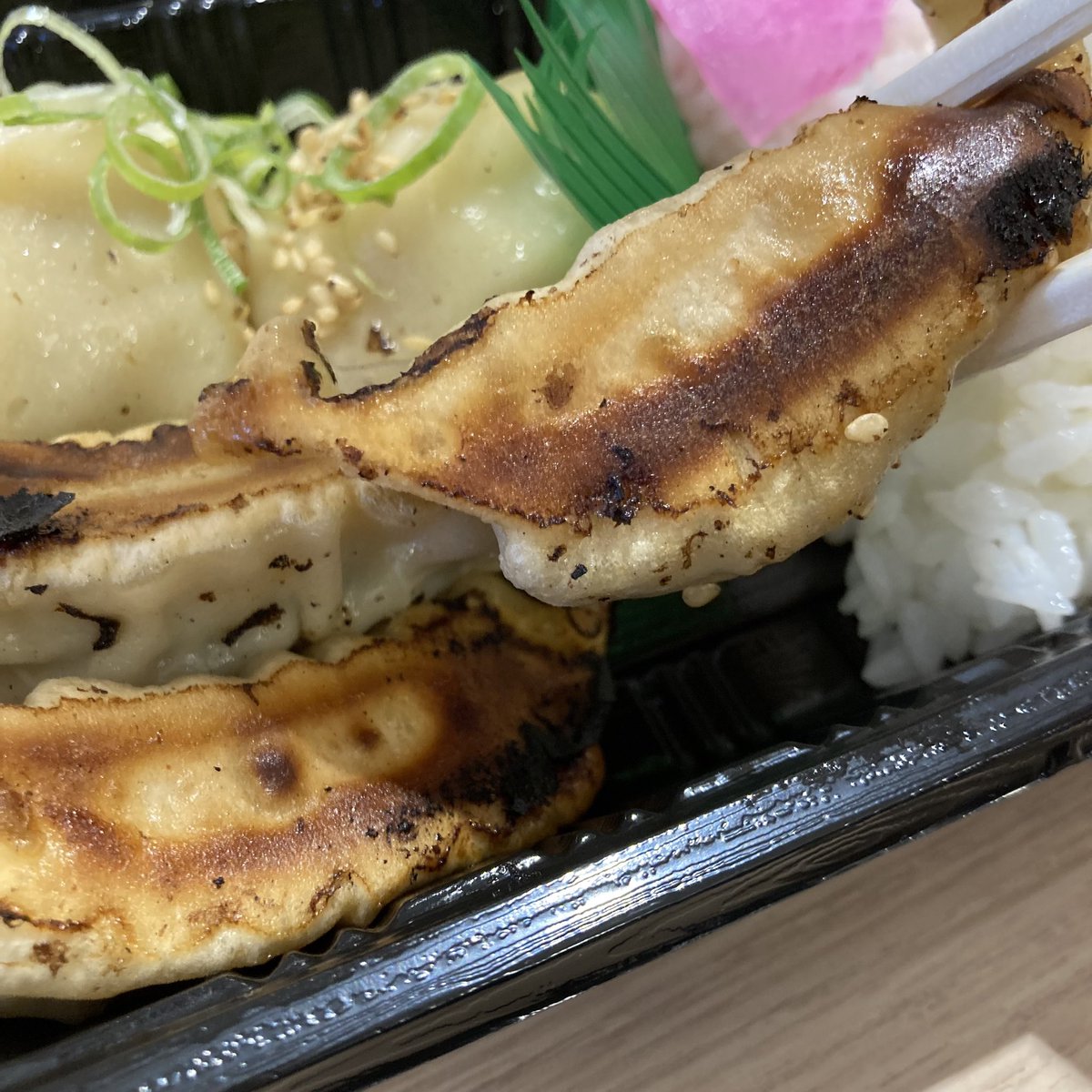 hs_1ffoodevent's tweet photo. 【来たぞ！全開！🥟🍺】

◎#阪神の餃子とビールバル 
◎3/29(水)〜4/3(月)

待ちに待った支配人、仕事中は最高コンビ🥟🍺を味わえないので😭、遅めのランチに「餃子の宮 でんでん」の"小江戸川越餃子弁当"をチョイス。ブランド豚がジューシーでとても美味。持ち帰ったら軽くレンチンしてくださいね🤗 https://t.co/ZCChHSFFDv