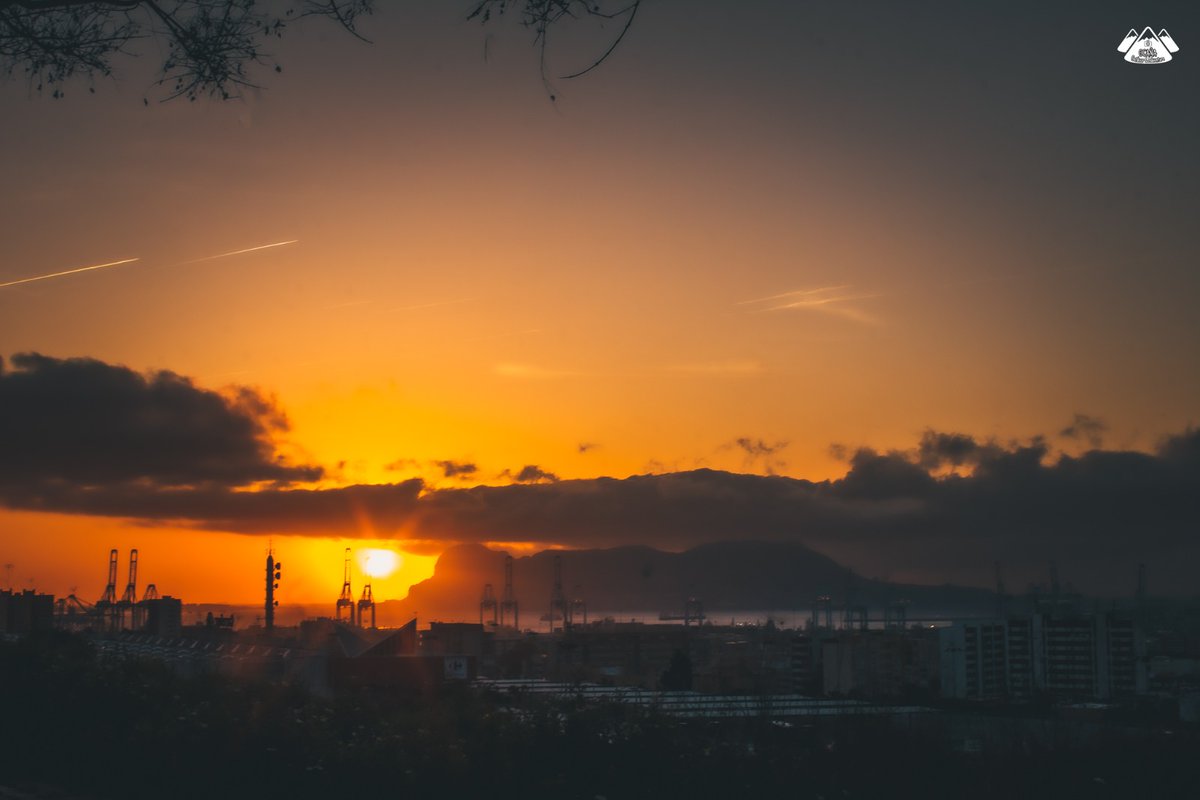 📸 Volvemos a tener #vientodelevante  en la #BahíadeAlgeciras 💨⛅☁️.

@CanonEspana #CaninEspaña #sunriselover @aytoalgeciras