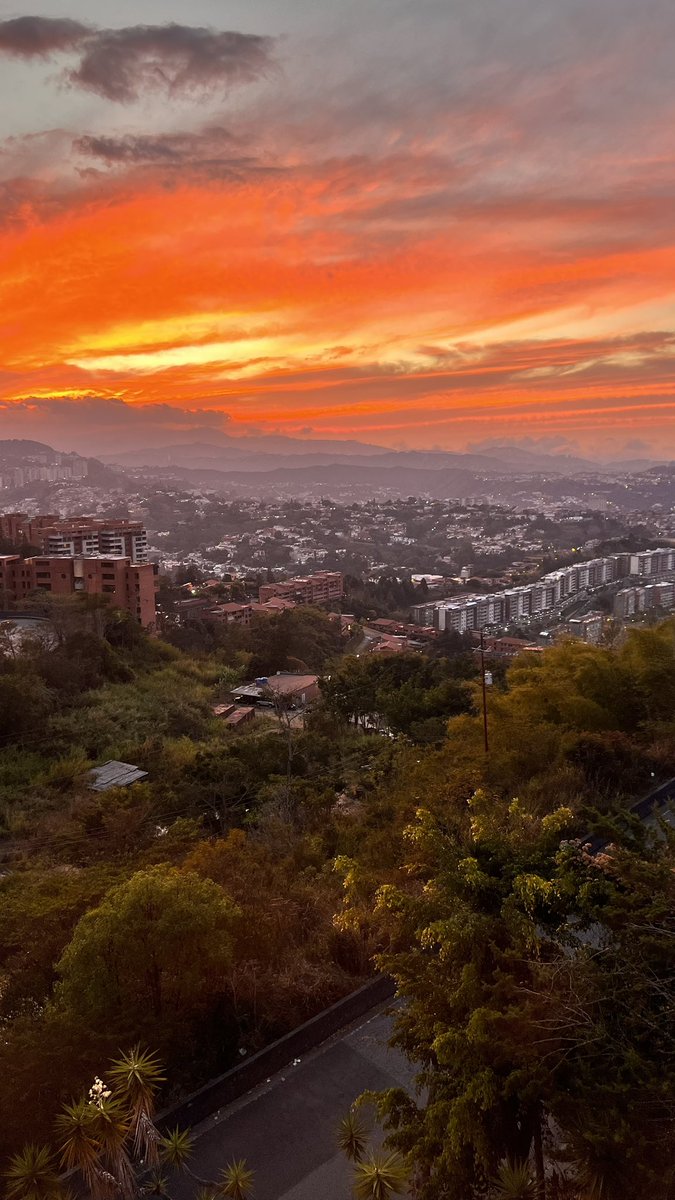 ARamirezPhoto's tweet photo. Tarde o noche? Ambas vistas me encantan pero parecía que el cielo estaba encendido ayer en caracas. Será por algo específico? Que opinas? https://t.co/iWPglRO8GC