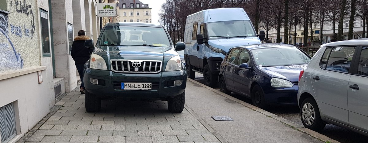 reitz_nina's tweet photo. Die Münchner Gehwegplatte ist 35 cm breit. Demnach haben wir hier am Bordeauxplatz eine komfortable Gehwegbreite von 2,45 m (plus Radweg, nicht benutzungspflichtig). Trotzdem irgendwie eng hier. https://t.co/KMw6Zvj8bI