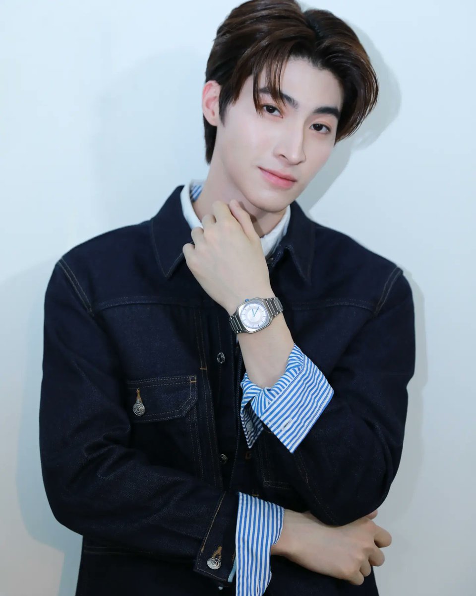 ElleMenThailand's tweet image. @D1Milano เปิดตัวคอลเล็กชั่น Spring/Summer 2023 ด้วยคอนเซปต์กวนๆ 'I’M NOT A WATCH' และยังได้ @bluepongtiwat_ มาร่วมนำเสนอความเท่ในสไตล์ D1Milano ที่ไม่เหมือนใคร

#ELLEMENwatchandjewelry
#ELLEMENthailand
#D1Milano
#D1MilanoTH
#FashionWatchbyCMG
#BluePongtiwat