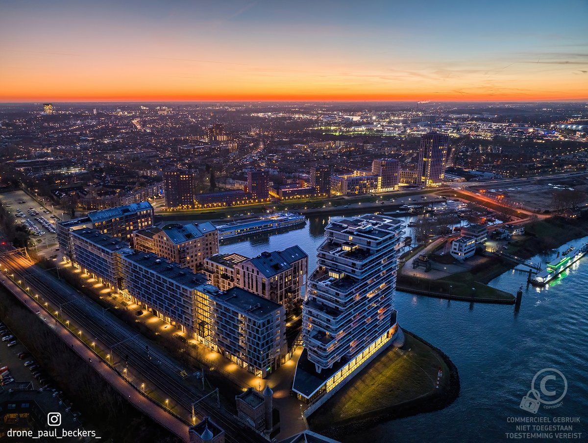 De Handelskade bij zonsondergang.
📍 Locatie: Handelskade 
🗺️ Plaats: Nijmegen
✅ Dronefotografie: Paul Beckers