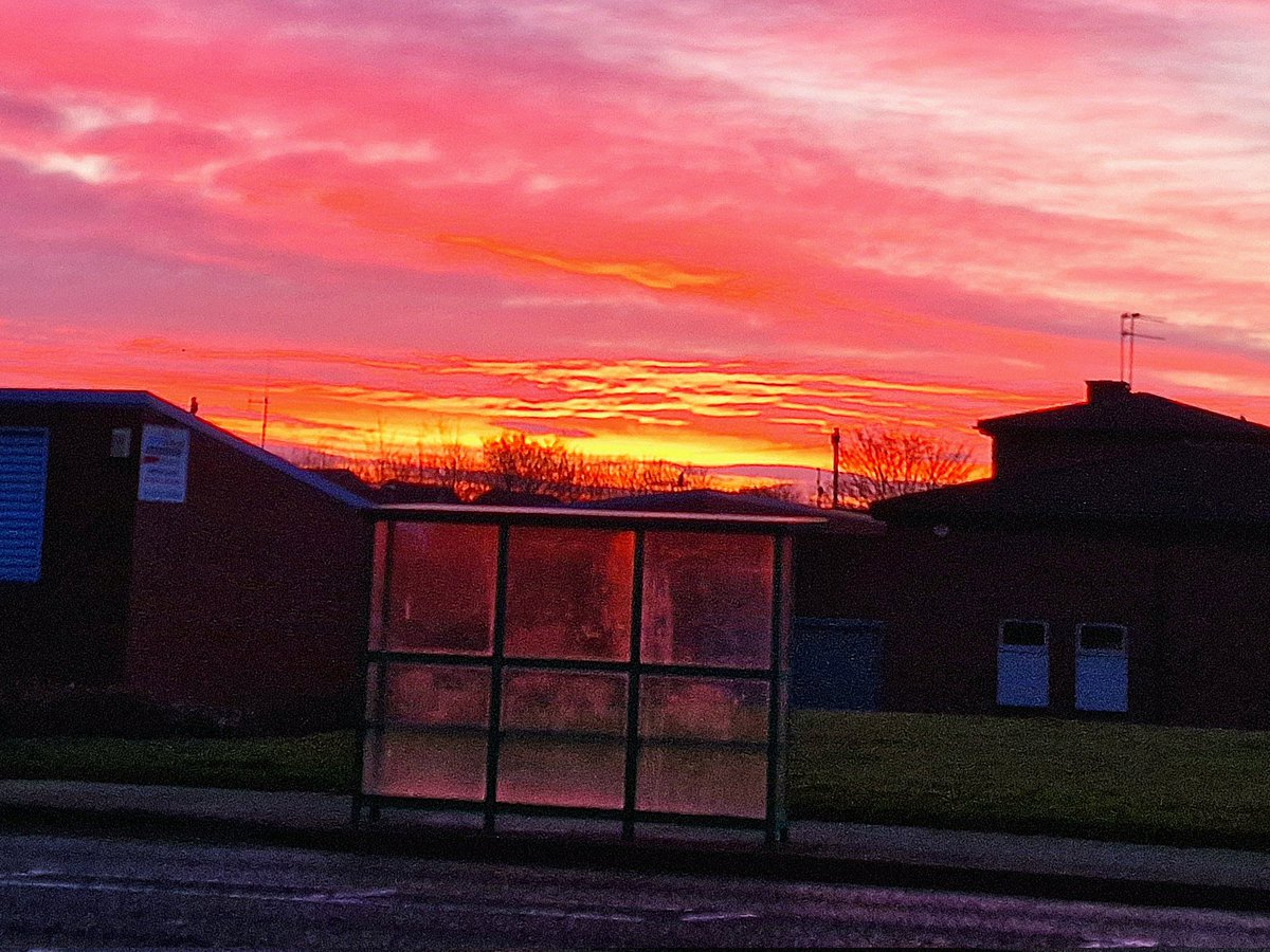 jonno22heather's tweet photo. Awesome urban sunrise over Stockton-On-Tees @stocktoncouncil @BBCWthrWatchers @bbcweather https://t.co/tYEVp8do8g