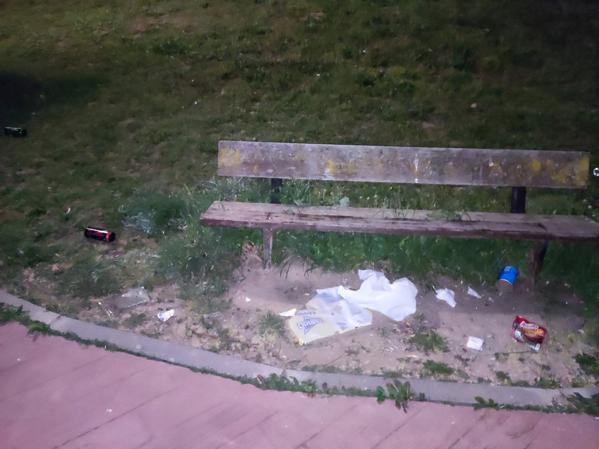 juancarvr23's tweet photo. @Arroyomolinos Pues a ver si también retiran la basura de los parques que dejan los adolescentes, este municipio es de los peores en cuanto a limpieza y cinservacion de parques https://t.co/0NHd6XJYzb