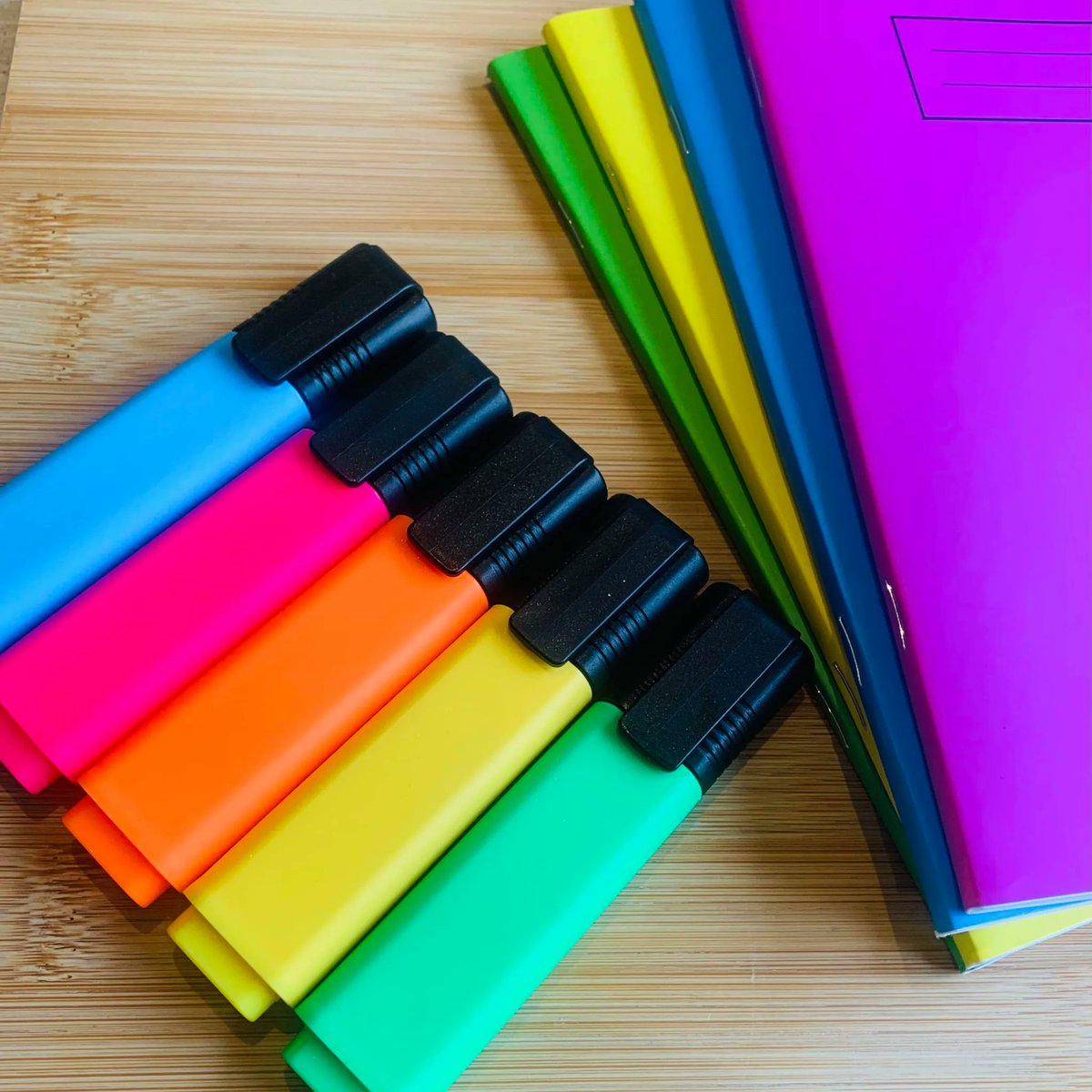 aspirelanguages's tweet photo. Le mot de mercredi, c'est 'un surligneur'  💙💚
J’adore utiliser les surligneurs pour faire ressortir des structures grammaticales   💛💗
Wednesday's word is 'a highlighter'  💙💚
I love using highlighters to make grammatical structures stand out   💗🧡 https://t.co/dFTpe9iICH