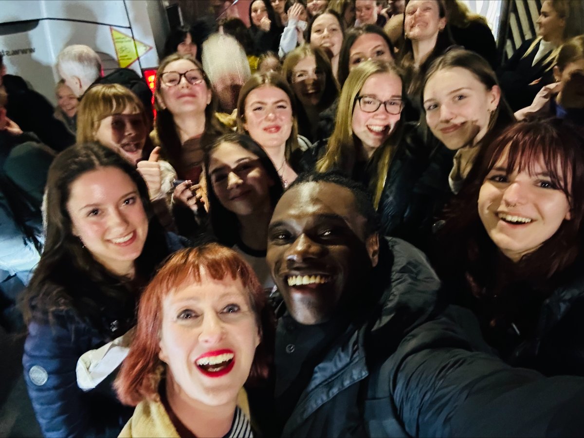 PipersCornerSch's tweet image. #PipersSenior and #PiperSixthForm Drama students went to see @Newsies and were honoured to have a pinch-me-moment with lead actor @michaelahomka who signed autographs and chatted to them about the show. Good luck to the cast who are performing at the @OlivierAwards next week!
