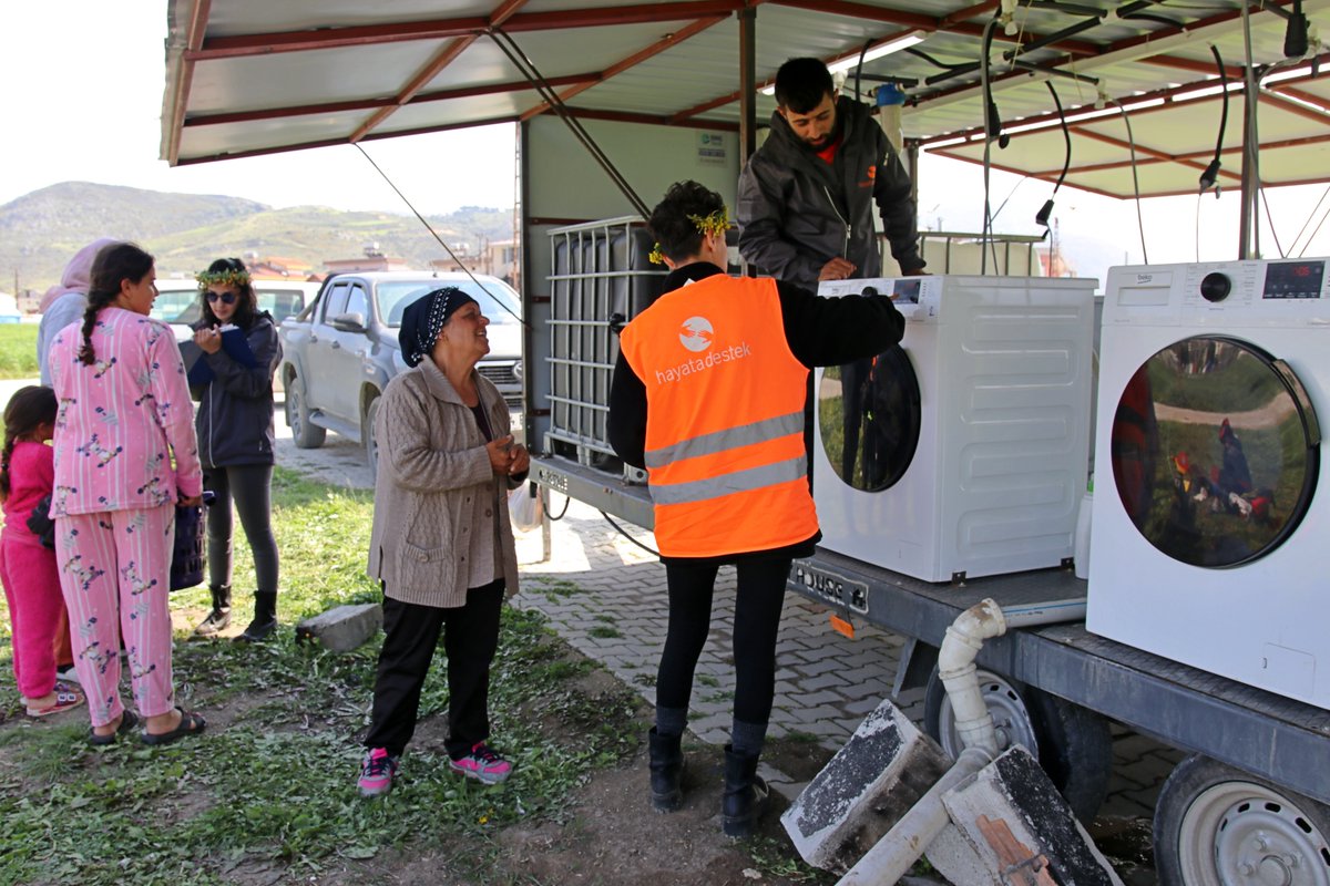 "Evimiz ikinci depremde yıkıldı.Nevşehir'e gittik ama biz buralıyız, toprağımızı bırakamayız. 15-20 gün önce döndük.Hiçbir şeyimiz yoktu.Hayata Destek'ten çadır, temizlik malzemeleri aldık. Şimdi de bu çamaşırhane yüzümüzü güldürdü." 
Nadire (57), Hatay
#Dayanışmaİyileştirir