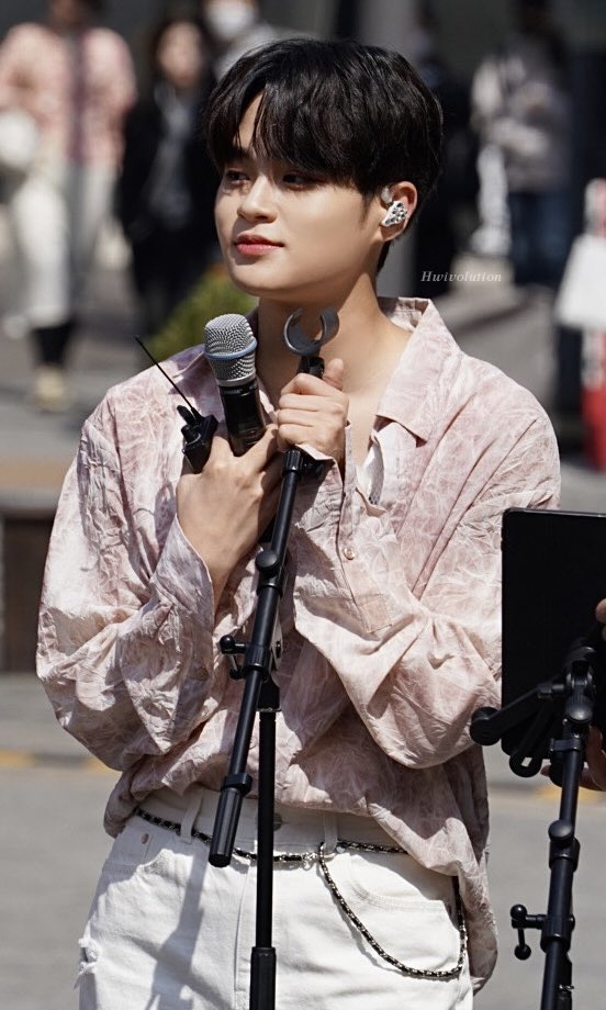 hwivolution's tweet photo. 230327 🦦🎤✨
#이대휘 #LEEDAEHWI #AB6IX #에이비식스 https://t.co/SbitAbroYr