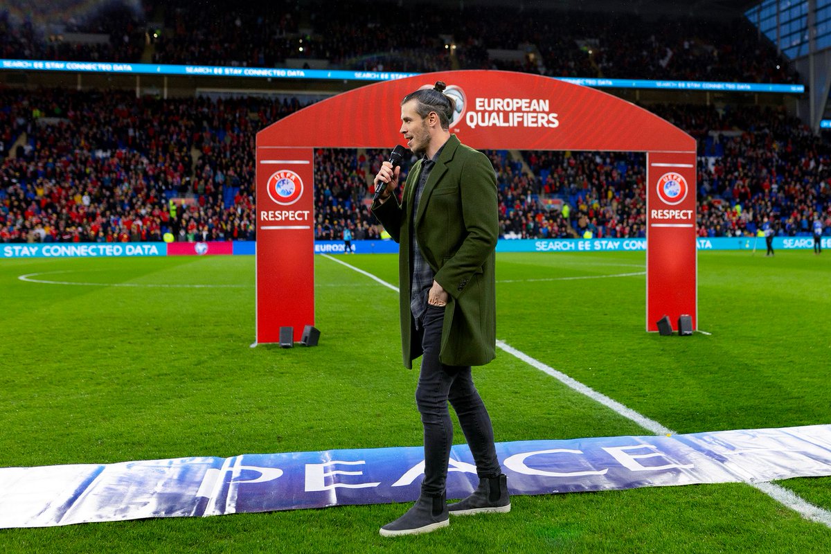 ItsAWagWagWorld's tweet photo. #EmmaRhysJones #Gareth Bale and their children were in the stands to watch the UEFA Euro 2024 qualifying match btw Wales and Latvia (1-0) at the Cardiff City Stadium. Gareth Bale bade an emotional farewell to Wales fans before the matchup. #WALLAT #EURO2024Qualifiers https://t.co/UldyTWY6e1
