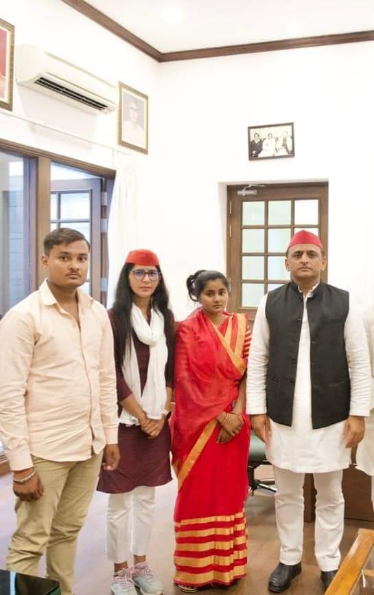 yadavpooja_26's tweet photo. बहुत ही दुखद

पुष्पेंद्र यादव (करगुआ ) फर्जी एनकाउंटर मामले मे पुष्पेंद्र यादव की पत्नी  शिवांगी यादव ने न्याय न मिलने से आहत होकर फांसी लगाकर जान दे दी ! https://t.co/F5Mgwd1feg