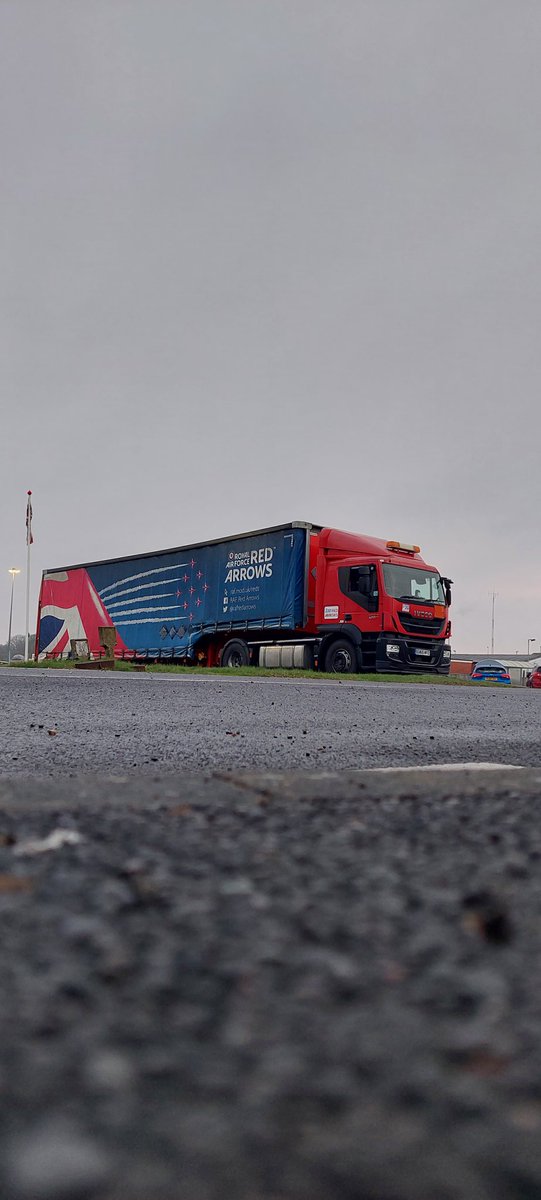 Early start ready for a busy day at #humbersideairport 

#bestofbritish #unitedkingdom
#landrover #landroverdiscovery 
#iveco #ivecostralis #mantrucks #lowloader #curtainsider #hangar #trucks #military #roadlegends #roadtrip