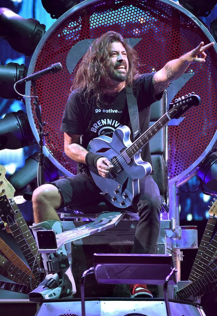 chef_munoz's tweet photo. @foofighters with broken foot, Dave Grohl, he never fails us 🤘
Recordando, a un año de  de la pérdida de @taylorhawkins 
#myherofoofighters https://t.co/xkGwuVi8ed