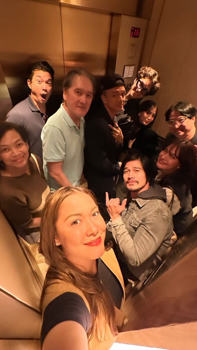 BayanihanToday's tweet photo. This reunion is ♥️♥️
Magkasama kagabi sina Maja Salvador, Bea Alonzo, Heart Evangelista, Jericho Rosales, Piolo Pascual, Diether Ocampo, Kyle Echarri, at Johnny Manahan.
#MrM #StarMagicBabies https://t.co/xAQJglA7e5