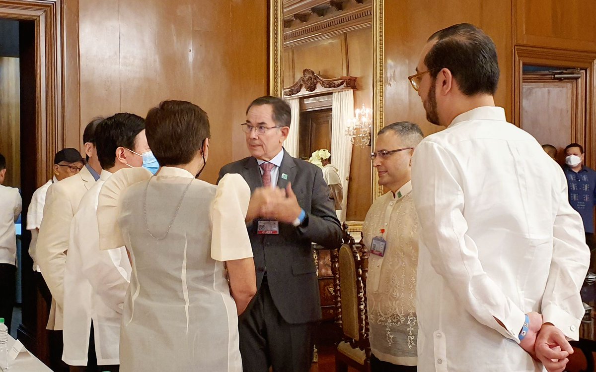 ATM: Ahead of the PSAC Healthcare meeting in Malacañang, Sabin Aboitiz confers with Emmanuel Ledesma Jr., (right), Dr Harish Pillai (left), Paolo Borromeo (extreme left), and Dr Rosario Vergeire (infront of SMA) and shares healthcare learnings from his recent trip to Israel.