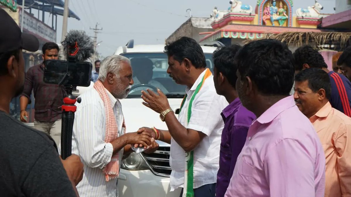 MTKrishneGowda's tweet photo. ಅರಕಲಗೂಡು ವಿಧಾನಸಭಾ ಕ್ಷೇತ್ರದ ಕೊಣನೂರು ಹೋಬಳಿಯ ಪ್ರವಾಸದಲ್ಲಿ ಲಕ್ಕನಹಳ್ಳಿ ಗ್ರಾಮಕ್ಕೆ ಭೇಟಿ ನೀಡಿದಾಗ, ಸ್ಥಳೀಯರು ಆದರಪೂರ್ವಕವಾಗಿ ಸ್ವಾಗತಿಸಿದರು. ಗ್ರಾಮದ ಜನರಿಗೆ ಕಾಂಗ್ರೆಸ್ ಪಕ್ಷಕ್ಕೆ ಬೆಂಬಲ ನೀಡಬೇಕಾಗಿ ಹಾಗೂ ಕಾಂಗ್ರೆಸ್ ಗ್ಯಾರೆಂಟಿ ಕಾರ್ಡ್ ವಿಚಾರಗಳ ಬಗ್ಗೆ ಮಾಹಿತಿ ನೀಡಿದೆ.
#congressguarantee #mtkrishnegowda #Arkalgud https://t.co/AuyCmEOoX2
