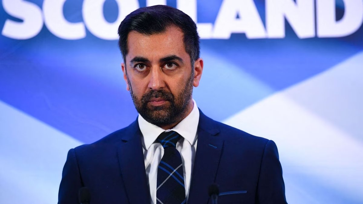 AhmadFaezal4's tweet image. ‘Kenapa Penting Kita Ambil Tahu Pasal Humza Yousaf’

Humza Yousaf dah sah ambil alih jawatan Menteri Utama Scotland. Ni kejayaan besar untuk orang Islam. Beliau adalah muslim pertama yang jadi major European leader.

Thread ni akan cerita pasal politik UK yang terbelah teruk.