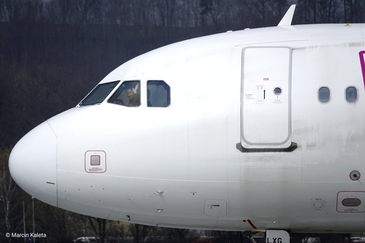 Witamy i pozdrawiamy z mroźnego, ale słonecznego🌞 #KrakowAirport✈️W ciągu dnia temperatura znacznie przyjemniejsza. Nie powinno padać. 
📷 Marcin Kaleta #spotting I #aviationphotography I #flyKRK💙