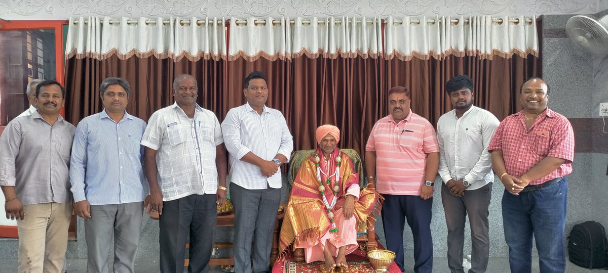 Prajapragathi's tweet photo. ತುಮಕೂರಿನ ಹಿರೇಮಠಾಧ್ಯಕ್ಷರಾದ ಪರಮಪೂಜ್ಯ
ಡಾ. ಶ್ರೀ ಶ್ರೀ ಶ್ರೀ ಶಿವಾನಂದ ಶಿವಾಚಾರ್ಯ ಮಹಾಸ್ವಾಮಿಗಳವರ 62ನೇಯ ಜನ್ಮ ವರ್ಧಂತಿಯ ಭಕ್ತಿ  ಸಮರ್ಪಣೆಗಳು... https://t.co/mrE1pLqR5M