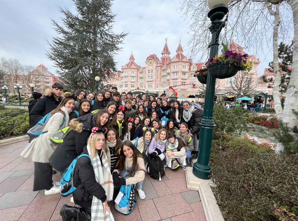 NazaretArrecife's tweet photo. En el #ViajeCultural4ºESO también tenemos #Momentum mágico en @DisneylandParis. #París #NazaretStyle #TravelLovers #AsíEsNazaret https://t.co/V3iD3HHkKc