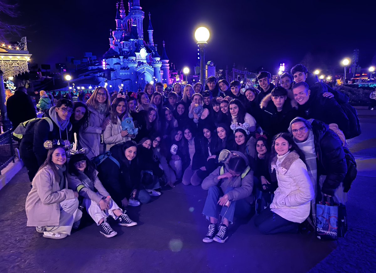 NazaretArrecife's tweet photo. En el #ViajeCultural4ºESO también tenemos #Momentum mágico en @DisneylandParis. #París #NazaretStyle #TravelLovers #AsíEsNazaret https://t.co/V3iD3HHkKc