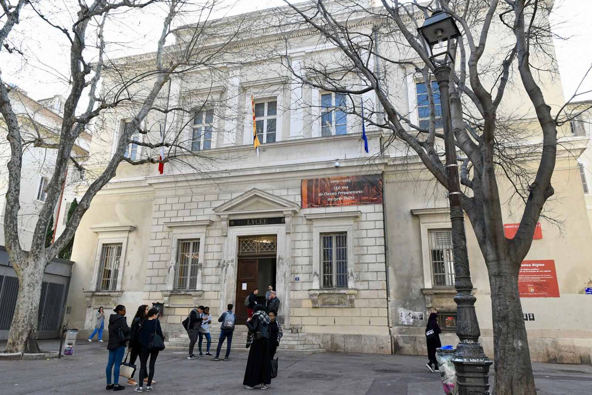 RenaudMuselier's tweet photo. Il y a des victoires qui comptent : pour @le_Parisien, le meilleur lycée de France est… à #Marseille, en #RegionSud ! ☀️

Immense gratitude à tous nos agents des lycées, au corps enseignant du Lycée Thiers, comme de nos 200 lycées du territoire régional. https://t.co/kFSoAahwH6