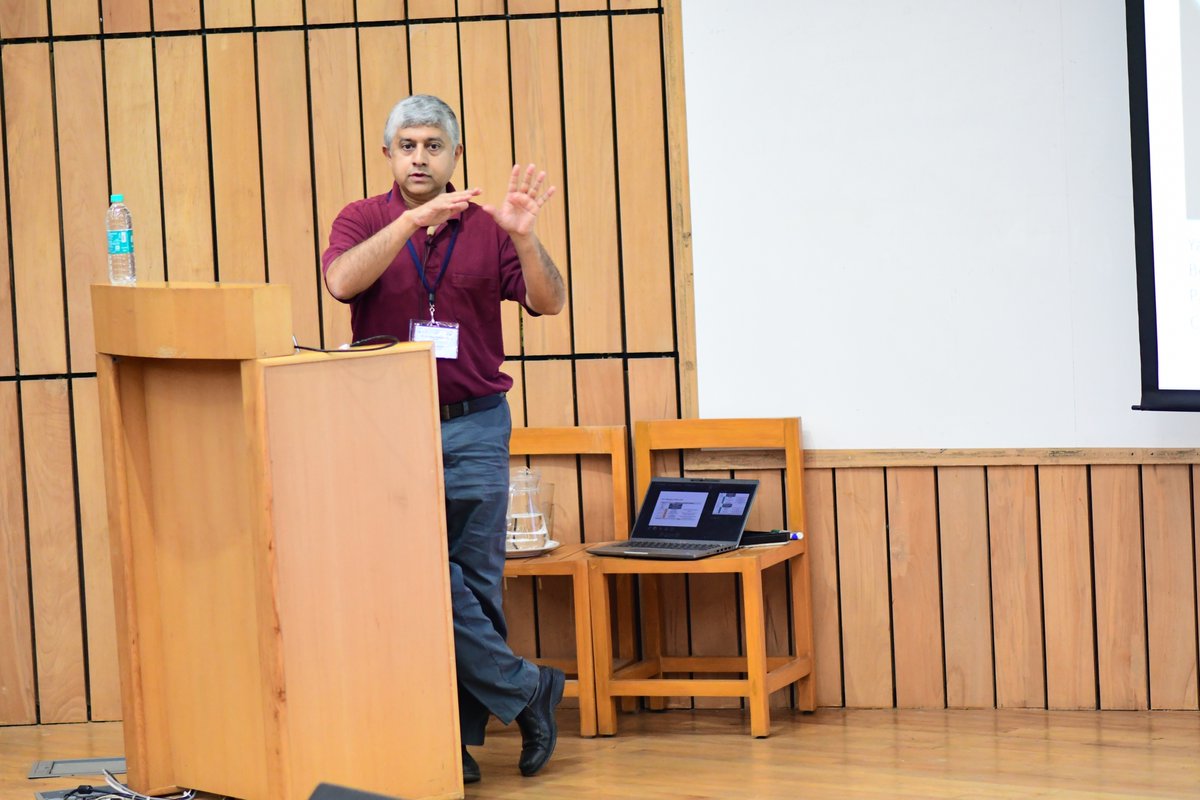 NCBStheory's tweet photo. Day 3 of #IBS2023 began with an exciting plenary session on "#Physical #Principles in #Development".
Chaired by @KobeScienceBoy, it featured talks by:
- #GVShivashankar
- @bdpmax
- #HiroshiHamada
#Mechanogenomics #CellState #fluidity #rheology #tissue #symmetry #vertebrates https://t.co/4TA5NOavbr