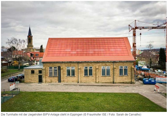 Gebäude in #Eppingen bekommt rotes Solardach. Gemeinsam mit den Partners des Projekte »PVHide« installierte das <a href="/FraunhoferISE/">Fraunhofer ISE</a> eine ziegelrote PV-Anlage direkt in das Dach einer Turnhalle.
bausubstanz.de/aktuelles/Geba…
#solar #Klimawandel #Energiewende #Fraunhofer