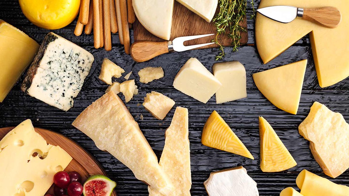 sama_tin's tweet photo. Life is like a block of cheese - it may seem hard and difficult to cut through at times, but if you stick with it, you'll find that it's always better with a little bit of wine. ๐ท๐ง #cheesybuttrue https://t.co/PYpija4DEF