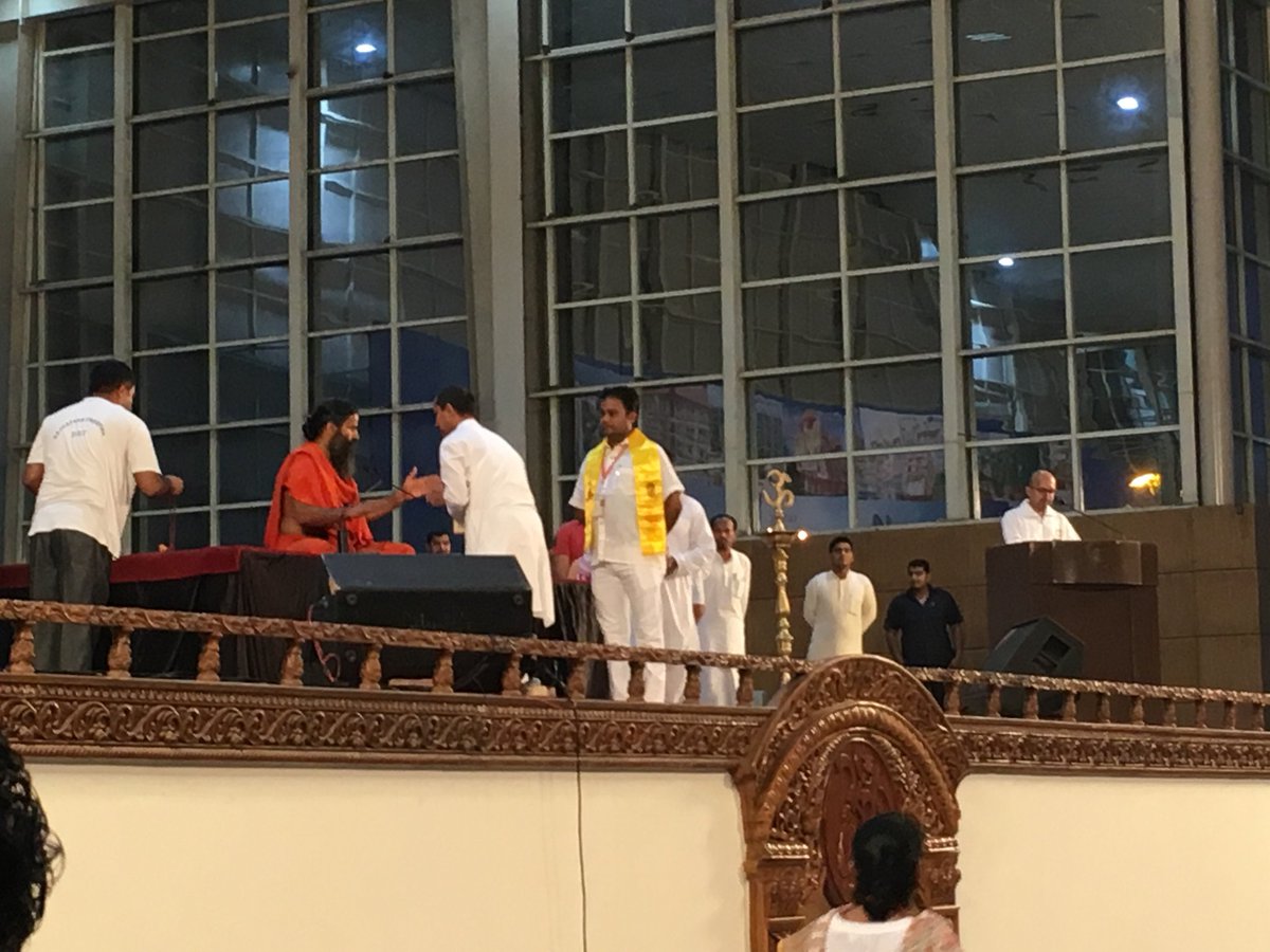 sandeep_yb's tweet photo. जब भगवान के गुरु के सम्मुख होकर के उनके अंग संग होकर के उनके साथ एकात्म होकर के हम योग करते हैं तो जन्म-जन्मांतरो के हमारे रोग दुख, संकट कट जाते हैं। 
#संन्यासदीक्षा 
@yogrishiramdev https://t.co/bST4W2DXxD