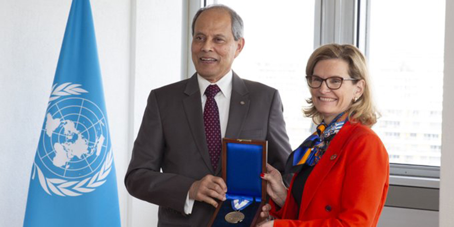 TelecomReviewME's tweet photo. @IEEEorg president and CEO Dr. Saifur Rahman presented the award to @ITUSecGen during a ceremony at @ITU headquarters in #Geneva. #technologyforhumanity #IEEEAwards Program #digitaltransformation
https://t.co/m4rzev1RgC https://t.co/sR5huoPiLf