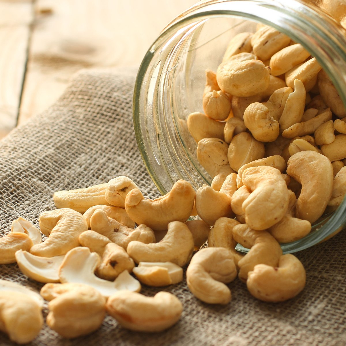 globalcashews's tweet photo. #CASHEW facts o'clock! ⏰

🤯 They're rich in ""healthy"" fats!
🤯 Native to Brazil, but grown in tropics across the globe!
🤯 They can be used as a dairy substitute - YES  #vegans!
🤯 Used in traditional medicine for toothaches &amp; rashes!

Learn more ⬇️
https://t.co/BeJef02bYr https://t.co/6kx3mExTcV