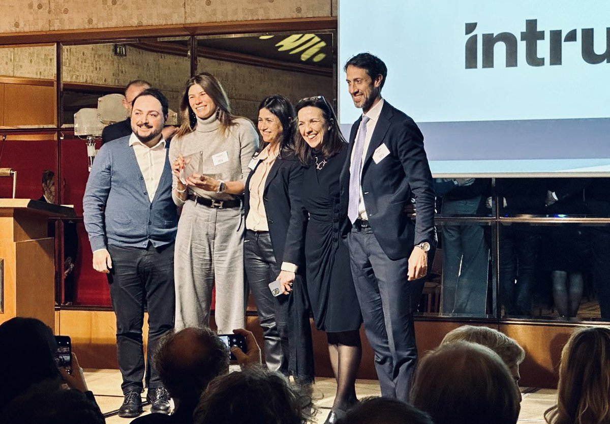 patcarrarini's tweet photo. Insieme si vince!

🏆🥇🎉🥳🎊🍾

#AboutLastNight #Sustainability #ESG #Award #Intrum #Italy #SuperTeam https://t.co/EkyE2Aa26X