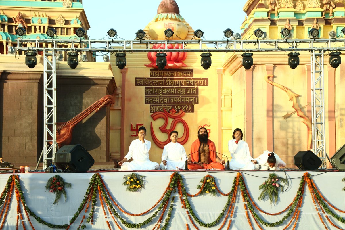 sandeep_yb's tweet photo. एक छोटी-सी बात से जीवन की और जगत की सारी समस्याओं का समाधान होता है, जब हम योग के मार्ग पर चलते हैं तो जीवन में कोई दुःख,दारिद्रय, अंधेरा, कोई अश्रद्धा, कोई पाप, कोई अशुभ,कोई अनैतिकता किसी भी तरह की हिंसा एक योग के मार्ग पर चलने से इतने लाभ हैं।  
#संन्यासदीक्षा 
@yogrishiramdev https://t.co/9TwwQwh1zU