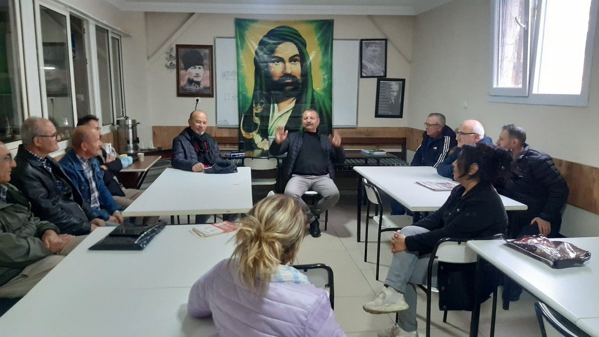 #izmir 2.bölge milletvekili adayımız Rahmi Rençber ile Alevi kültür dernekleri #Bayraklı şubesini ziyaret ettik. Zorunlu din derslerinin kaldırılması, imam hatiplerin kapatılması, eşit yurttaşlık taleplerinin en güçlü savunucusu Türkiye Komünist Partisi'ne destek istedik✊