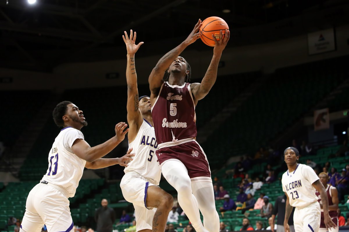 TSUMensHoops's tweet photo. Happy birthday to Mr. 5k, Karl Nicholas! 🎉🎂🎊🥳🎁

#BeLegendary #GoTigers #TSUProud | @txsotigers @texassouthern https://t.co/9lCC92rmpV