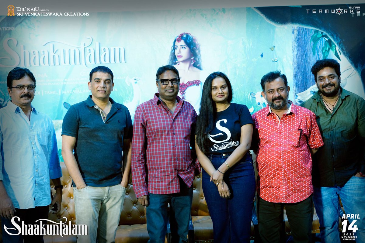 wareymedia's tweet photo. The Team of #Shaakuntalam are all in smiles at the 3D Trailer Launch event 📸✨

#Shaakuntalam3DTrailer
@Gunasekhar1 @Samanthaprabhu2 @ActorDevMohan @neelima_guna #ManiSharma @neeta_lulla @GunaaTeamworks @SVC_official @tipsofficial @shreyasgroup #ShaakuntalamOnApril14 https://t.co/R4HwcrsF9z
