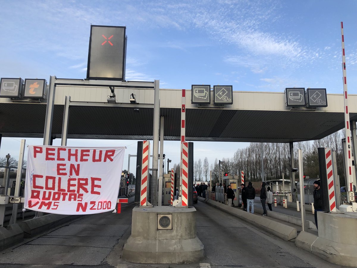gbouniol's tweet photo. Depuis 8h30,opération péage gratuit de pêcheurs ce matin à #LaGravelle dans le sens Paris Rennes. Pas de blocage https://t.co/sBEjdM6UFQ