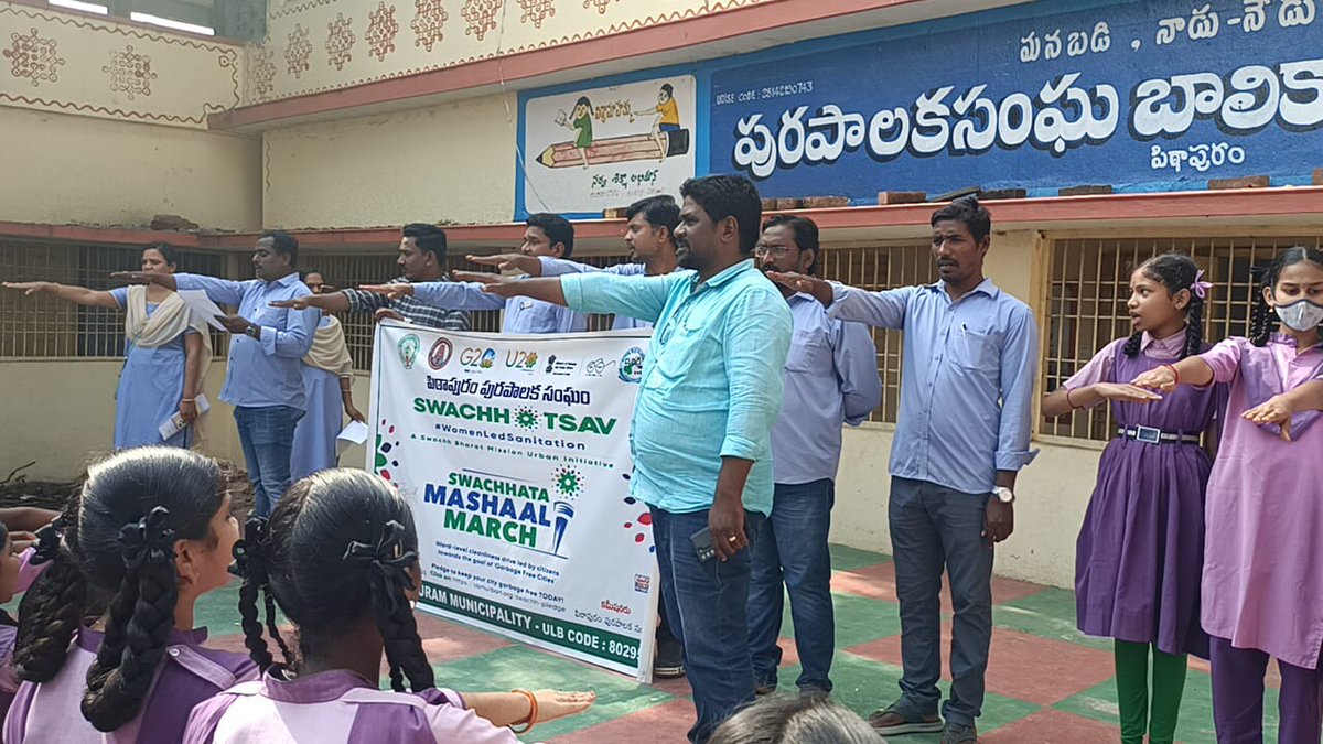 PithapuramM's tweet photo. https://t.co/PsW1t16R3L
Swachhata Pledge by Municipal Girls High School Students.  #Pithapuram 
#winsawards2023
#IndiaVsGarbage #swachhotsav2023 @SwachhaAndhra @SwachhBharatGov https://t.co/OYnU1Ch5Rx