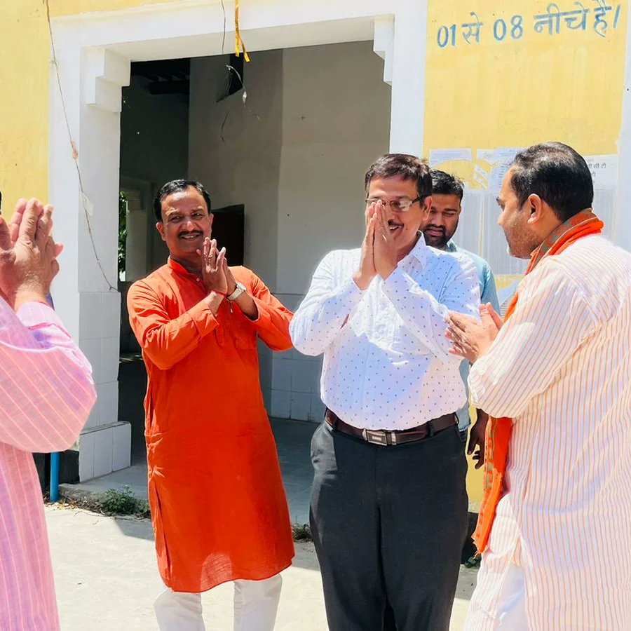 drdharmendrbjp's tweet photo. छपरा के राजपूत उच्च विद्यालय सह इंटर कॉलेज में सभी सम्मानित शिक्षकगण से मिल 31 मार्च को प्रथम वरीयता का मतदान देने का आग्रह किया।
#drdharmendrasingh #सारण_शिक्षक_निर्वाचन_क्षेत्र_उपचुनाव2023 #जनसंपर्क #Chapra #Siwan #Gopalganj https://t.co/q5rzYNkxc4