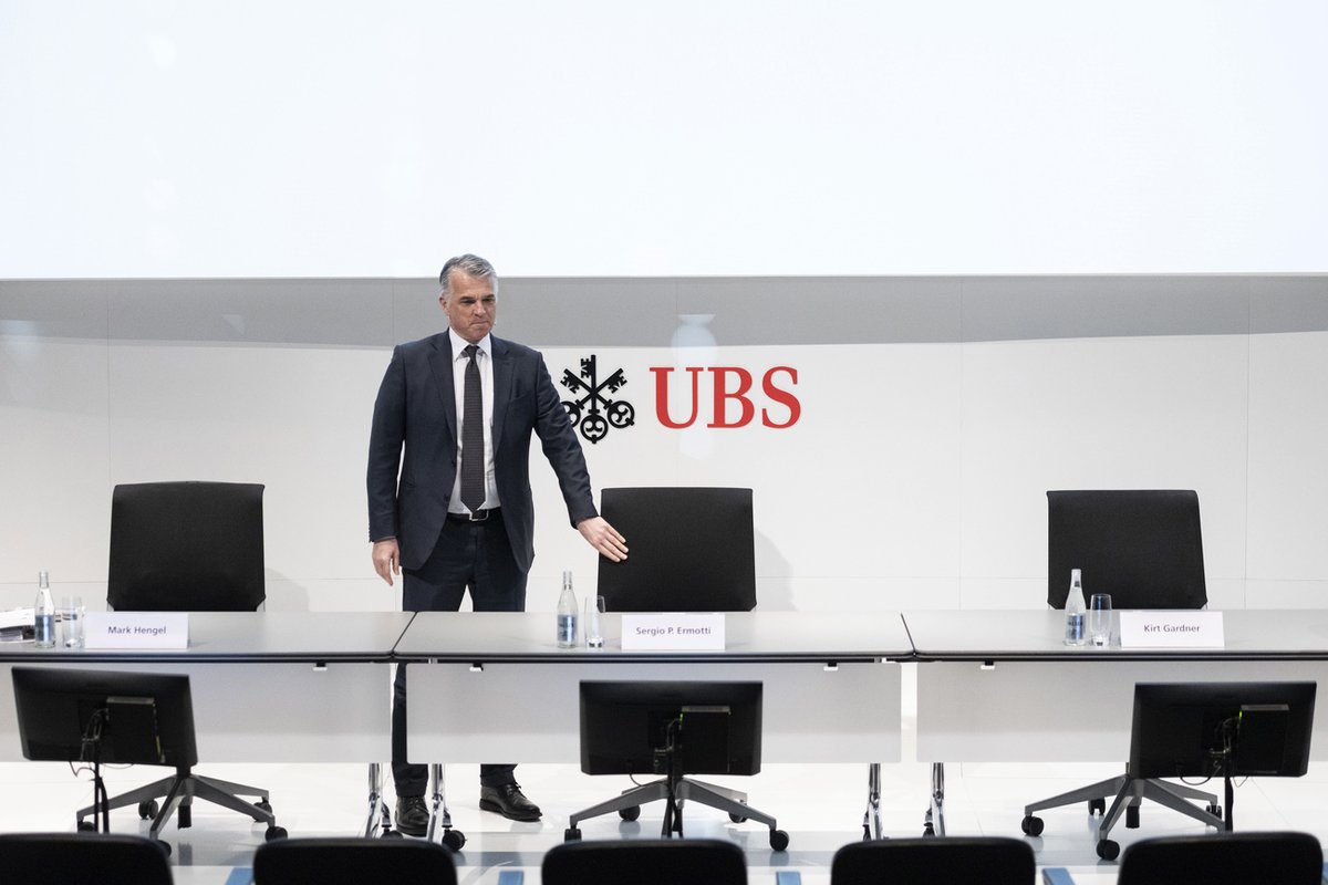 #UBS Il ritorno del ticinese #SergioErmotti 
Alle 9.30 in live streaming on line su rsi.ch e in televisione su RSI LA1 la conferenza stampa della banca.
@RSIonline 
rsi.ch/g/16133095