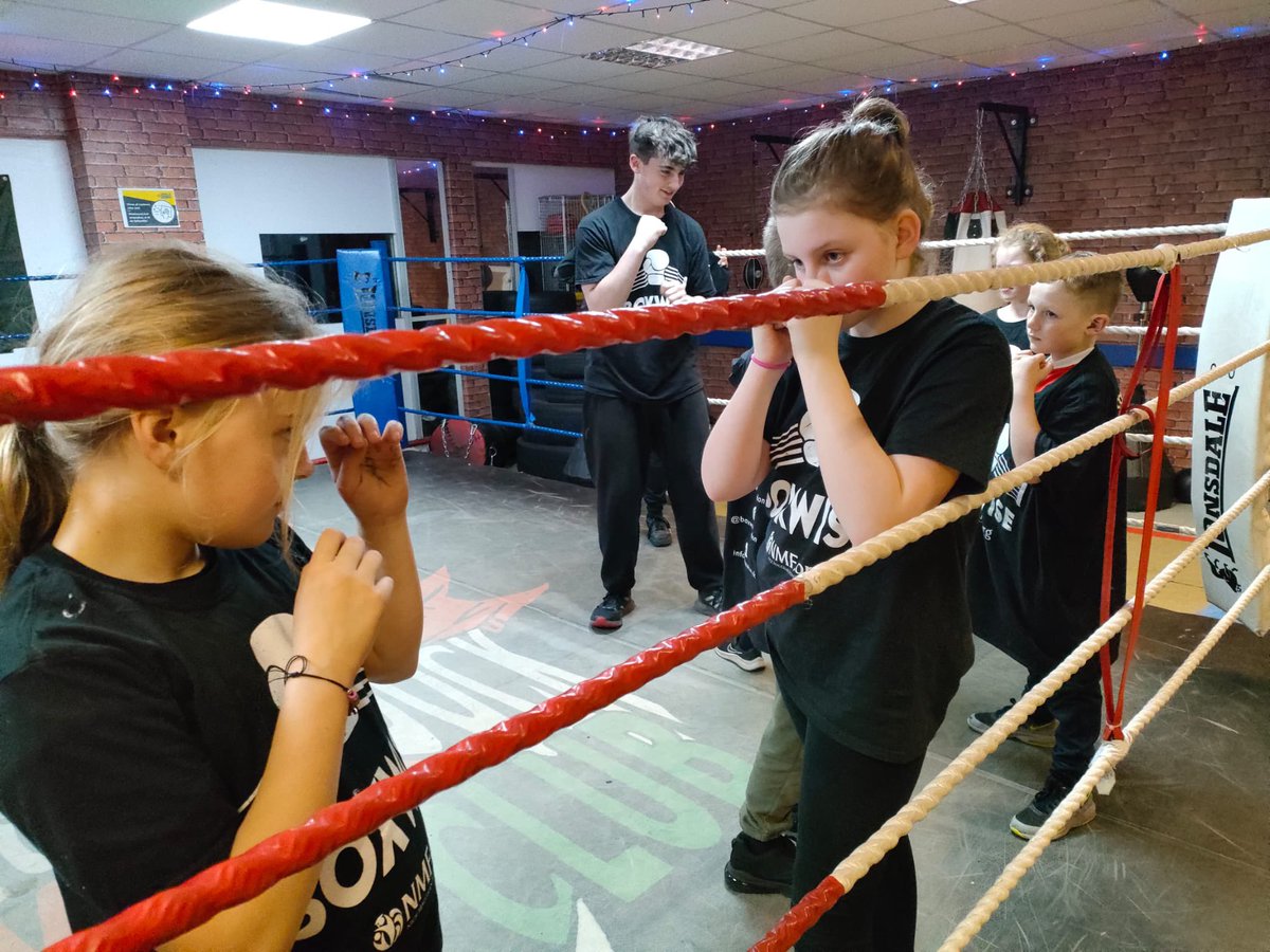 Week 2 at Pembroke Boxing Club with the local police and Boxwise program intact round 2 supporting the community. PCSO Laura Edwards started the session off with an important conversation on knife crime . Highlighting the frightening statistics if you carry a weapon you are more