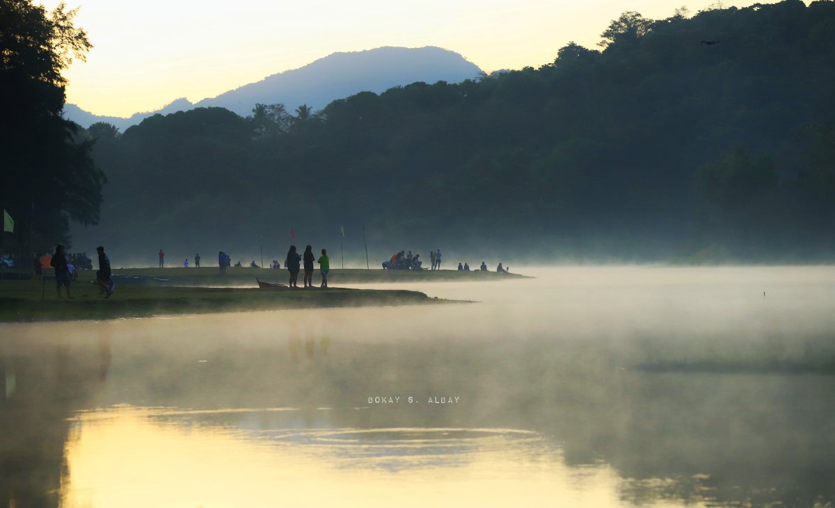 PhilippineStar's tweet photo. WHEN THE LAKE MIRRORS THE BEAUTY AROUND IT ✨

A photography enthusiast from Quezon City wowed netizens with these breathtaking photos of mountain sceneries at a lake in Zambales. https://t.co/HzewmTl63L