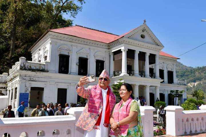 स्वास्नी लिएर सरकारी पैसाको धुलो उडाउदै बिदेशमा उत्ताउलिन पुग्नेहरुले के पी ओलिबाट सिकुन कि नेपालमा पनि घुम्नुपर्ने ठाउँ धेरै छन !
यहि आनन्द छ ।
फोटो : सञ्जाल !