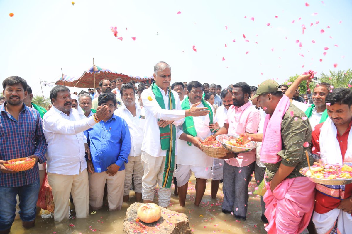 BRSHarish's tweet photo. నిండు వేసవి కాలంలో..మండుటెండల్లో సైతం నేడు ఖాతా గ్రామ పెద్ద వాగు మత్తడి దుంకుతు గోదావరి జలాలు పరవళ్లు తొక్కడం కాళేశ్వరం ప్రాజెక్టు సాగు నీటి సఫలం. ఈ సందర్భంగా గోదారమ్మ కు జలహరతి పట్టి స్వాగతం పలకడం ఈ ప్రాంత రైతు లకు గోదావరి జలాలు అందించడం  ఎంతో సంతృప్తి ని ఇచ్చింది.. నా జన్మధన్యం అయింది.. ఈ సందర్భంగా సీఎం కేసీఆర్ గారికి ధన్యవాదాలు 🙏🏻