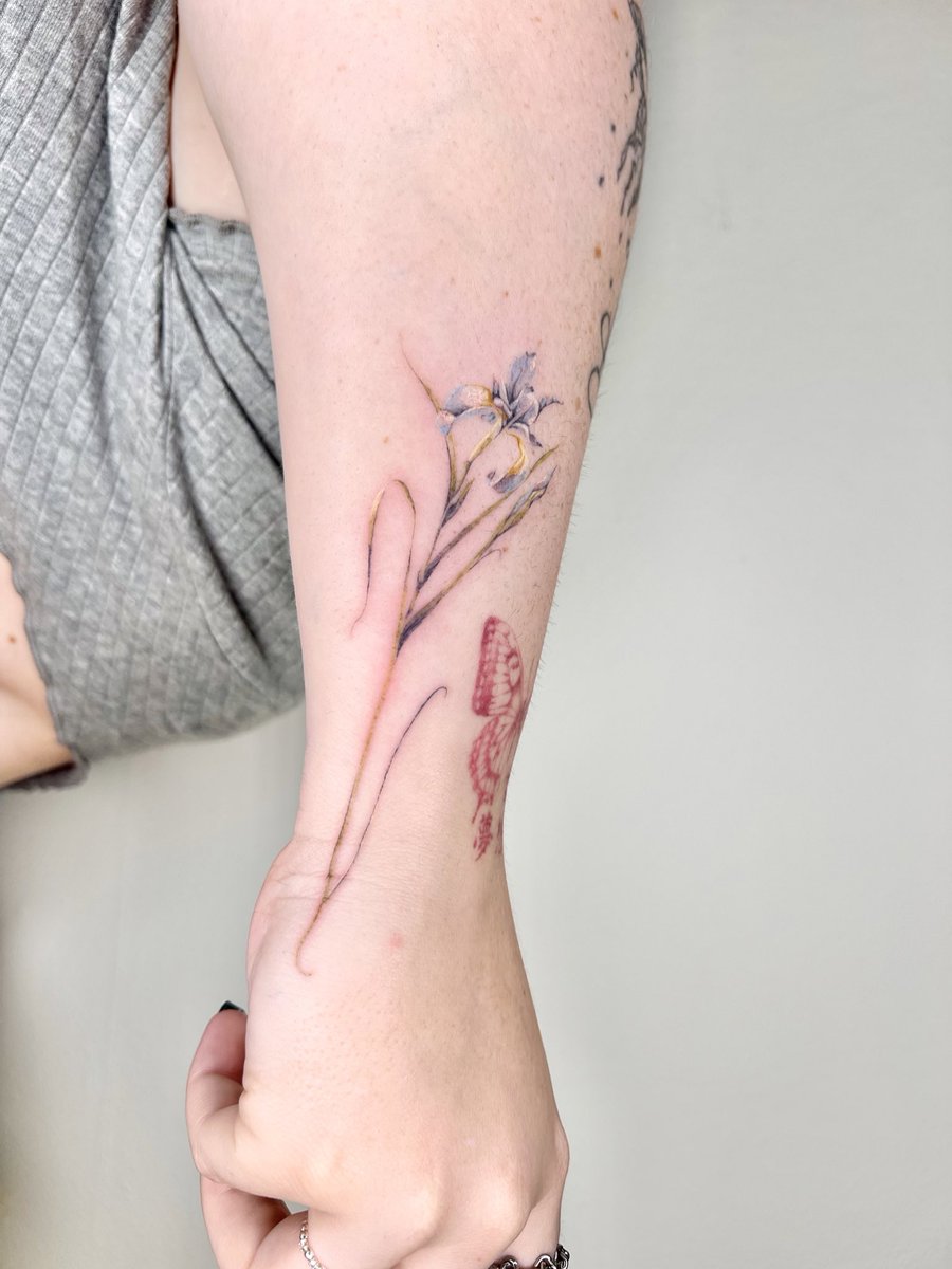 _nanyeon's tweet photo. Iris

Order made

#tattoo #iristattoo #flowertattoo #colortattoo #finetattoo #delicatetattoo #nyctattoo #seoultattoo #latattoo #tokyotattoo #armtattoo #bkktattoo #tattoogirl #tattoodesign https://t.co/i5lTVsXH8M