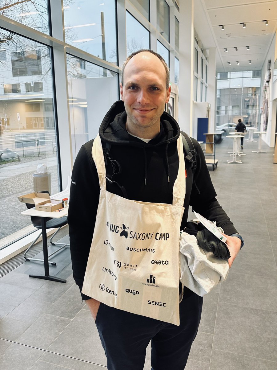 jugsaxony's tweet photo. Gut gelaunt in den Tag mit unserem #Angular Trainer @fmalcher01 - Viel Spaß beim JUG Saxony Camp 2023 @HTWKLeipzig #JSC2023 https://t.co/vKnrA4QWX3