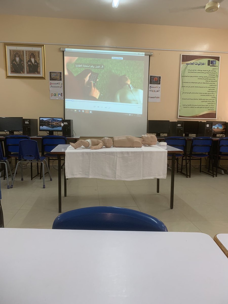 قامت الممرضه بعمل مشغل عن كيفيه التعامل مع حالات الاختناق للاطفال والبالغين